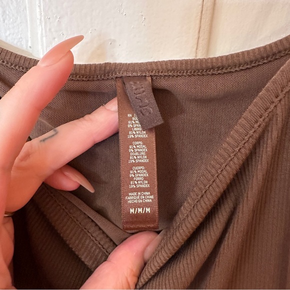 Skims soft lounge scoop onesie - Picture 5 of 6